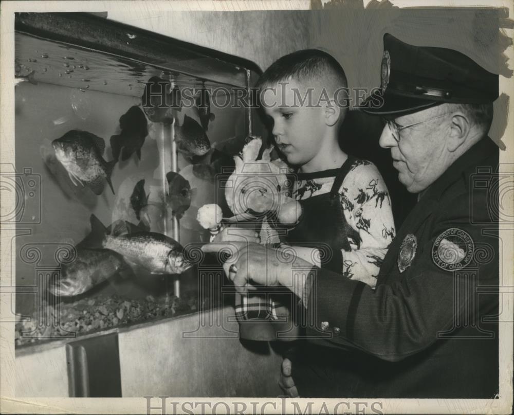 1950 Press Photo W Yingling, Ohio St Game Protector Shows Fish to Jackie Rekstis - Historic Images