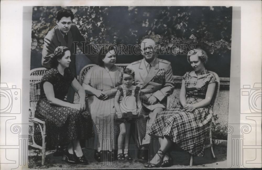 1955 Press Photo Dwight Eisenhower Receives Marshal Zukov Family Picture, Geneva - Historic Images