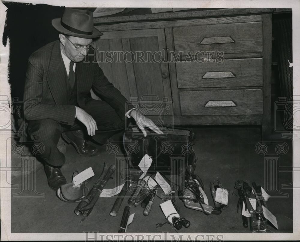 1947 Press Photo Detective Pat Gallagher with Burglar Tools - neo08433 - Historic Images