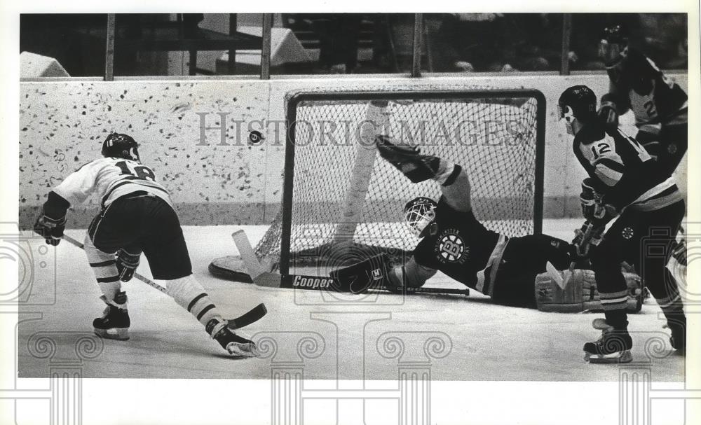 1988 Press Photo Spokane Chiefs' Hockey player Dean Ewen takes a shot on goal - Historic Images