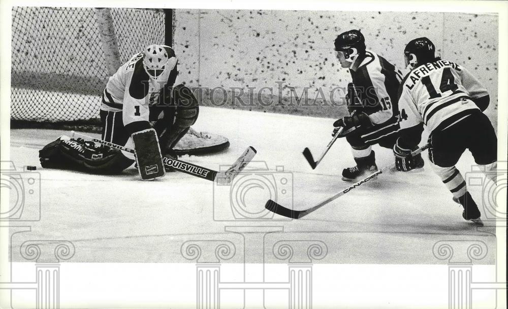 1988 Press Photo Spokane Chiefs goalie Troy Gamble stops shot by Darren Naylor - Historic Images