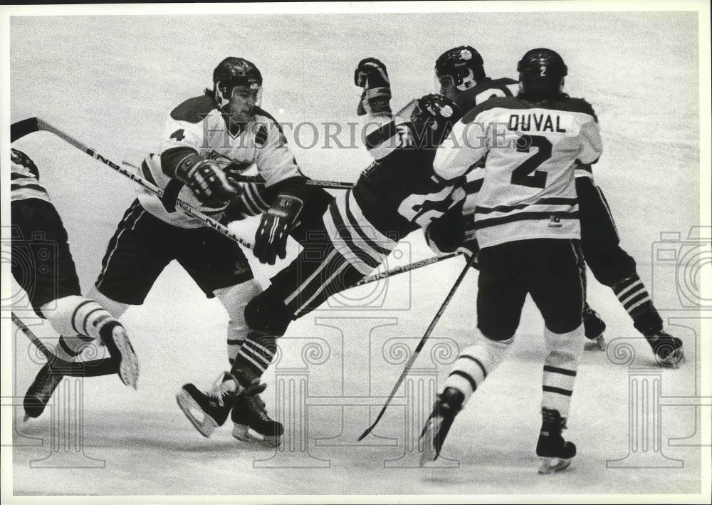 1988 Press Photo Hockey Seattle's Victor Gervais & Spokane Chiefs' Bryan Larkin - Historic Images