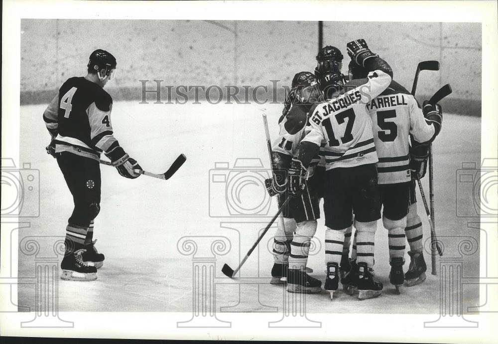 1988 Press Photo Spokane Chiefs hockey teammates celebrate Brian Larkin's goal. - Historic Images