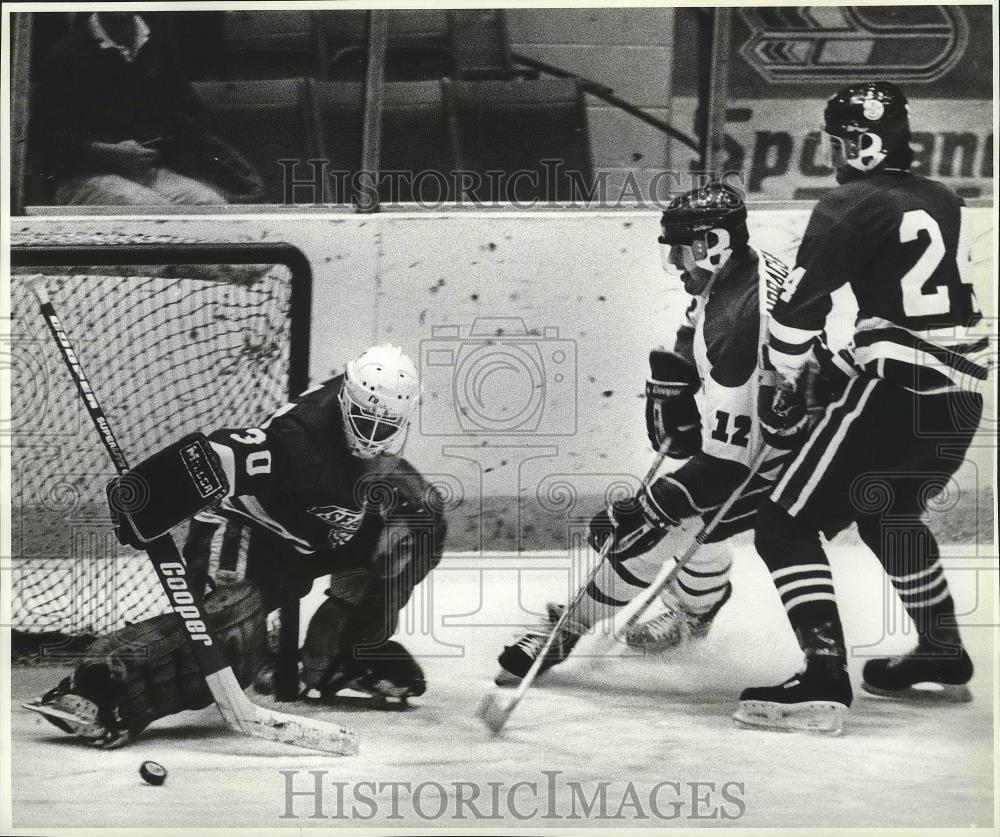 1987 Press Photo Spokane Chiefs Tony Horack aims at Seattle goalie Chris Petres - Historic Images