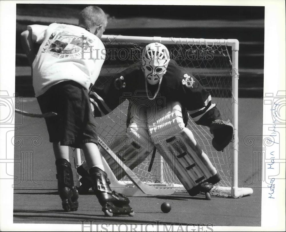 1994 Press Photo Nick Warrick takes aim at hockey goalie Steven Breeding - Historic Images