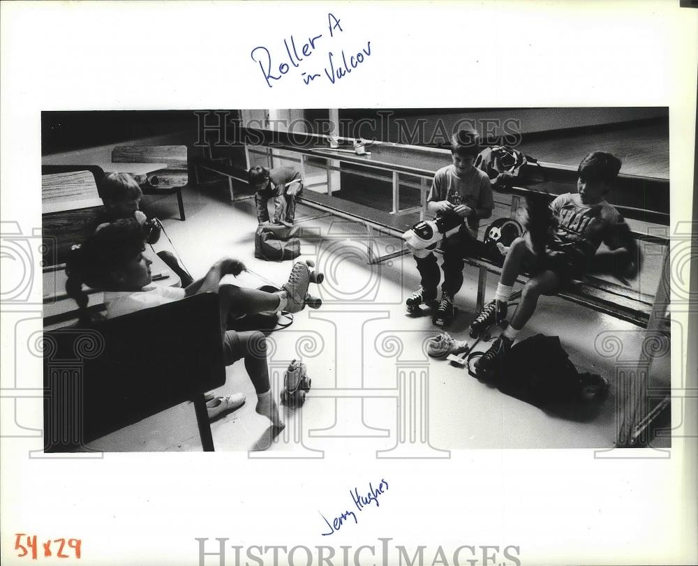 1990 Press Photo Jerry Hughes&#39; roller hockey team gets ready for practice - Historic Images