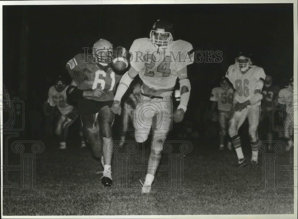 1989 Press Photo Football player Jake Greenslitt runs to honor - sps06194 - Historic Images