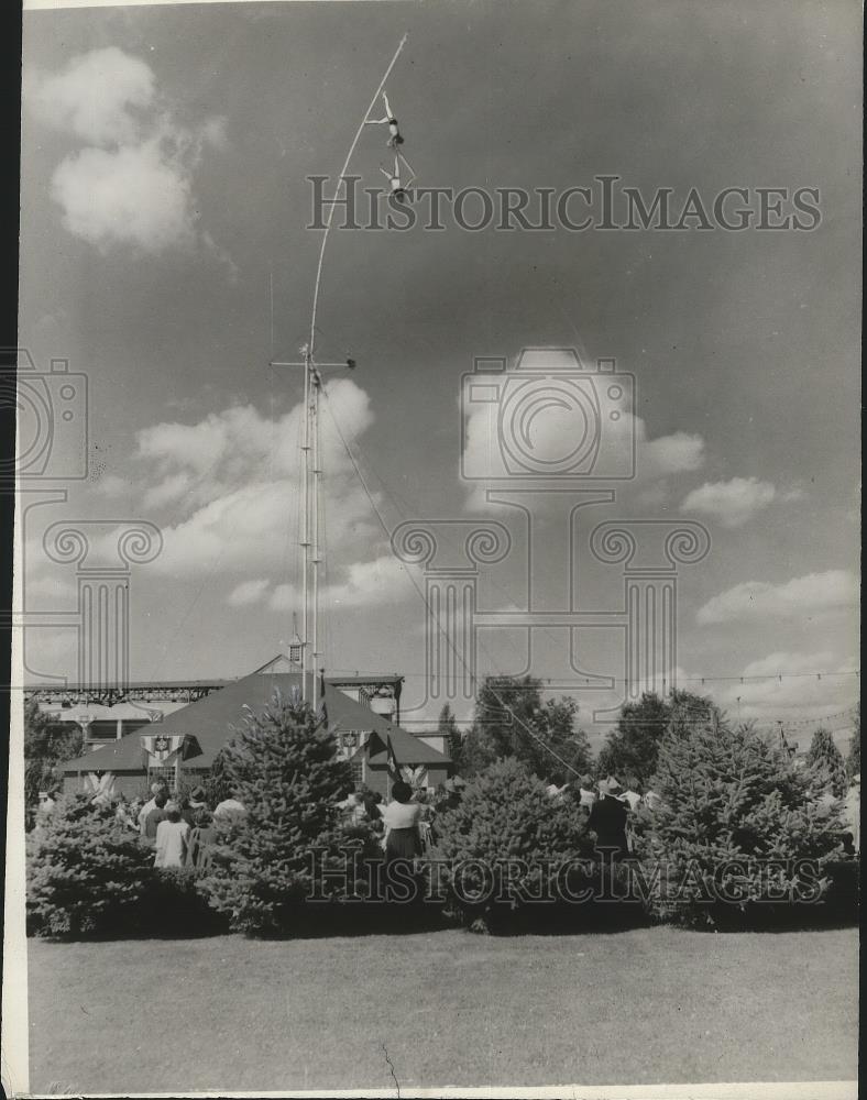 Press Photo The Brunos stunt team performs stunt way high up from ground - Historic Images