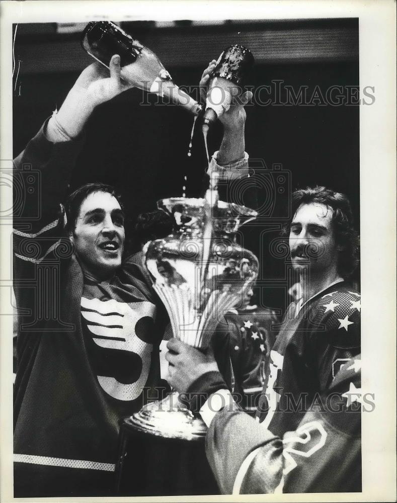 1986 Press Photo Flyers&#39; Garth Morgan, Greg Dunn with hockey&#39;s Allan Cup trophy - Historic Images