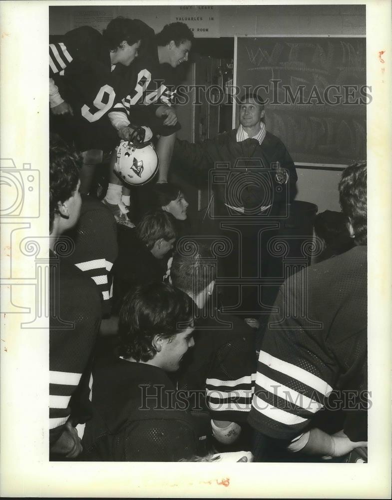 1990 Press Photo Medical Lake football coach John Giannandrea talks to players - Historic Images