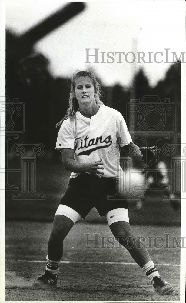 1994 Press Photo Titans softball player, Chris Denell Grindley, in action - Historic Images