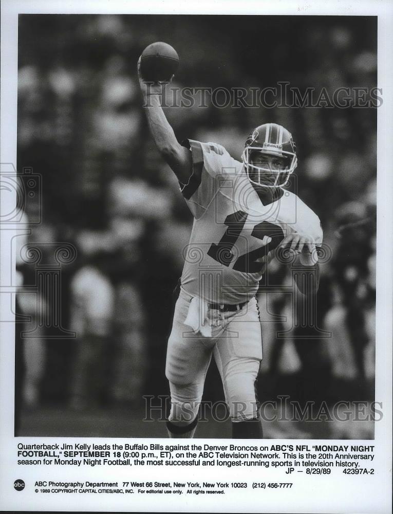 1989 Press Photo Buffalo Bills football quarterback, Jim Kelly, leads his team - Historic Images