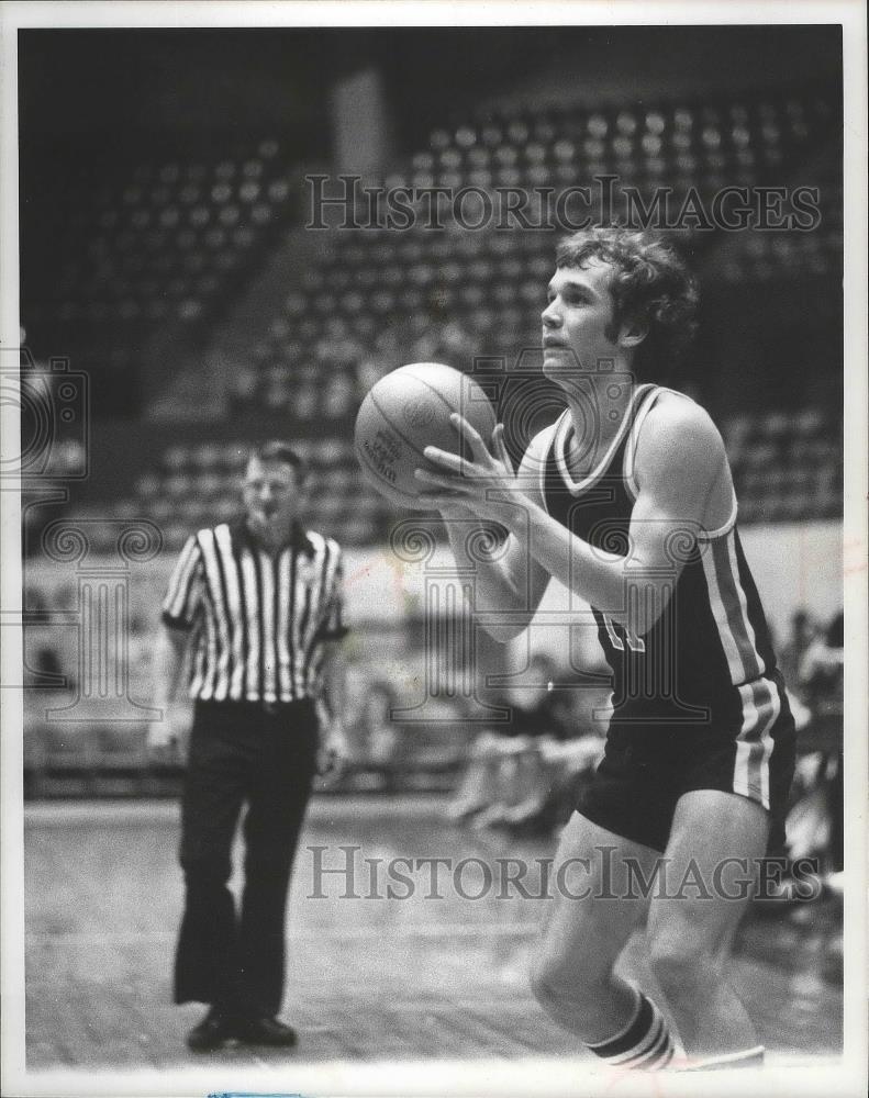 1977 Press Photo Basketball player, Mike Kelly takes a shot - sps06494 - Historic Images