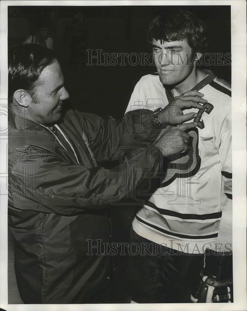 1975 Press Photo Hockey player Ken Gustafson and Tom Hodges - sps06518 - Historic Images