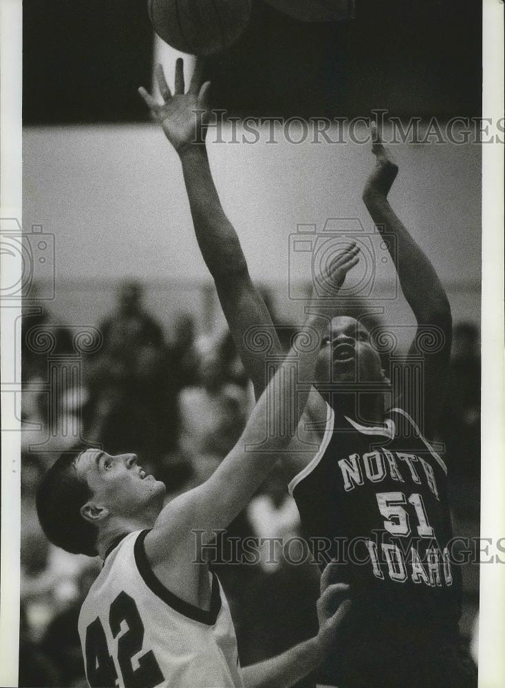 1992 Press Photo Shawn Garvin of CCS defends Spelling Davis of North Idaho - Historic Images