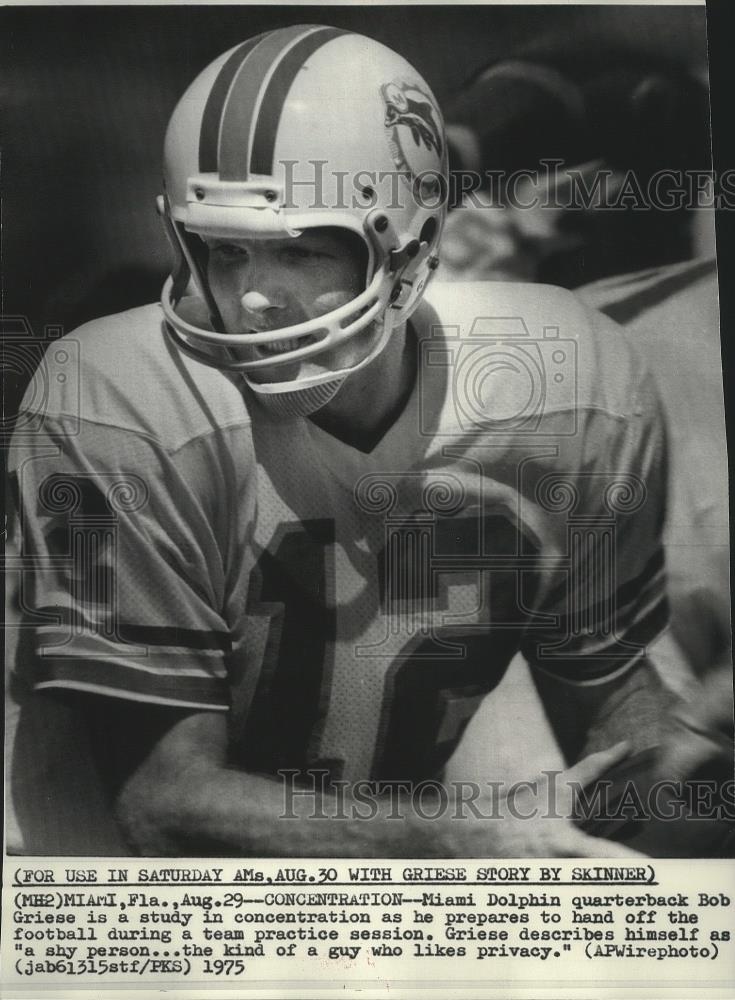 1975 Press Photo Miami Dolphins football quarterback, Bob Griese during practice - Historic Images