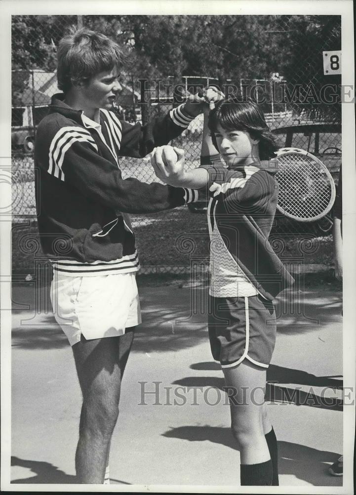 1977 Press Photo Tennis player, Jim Gerson instructs Tami Danielson - sps06560 - Historic Images