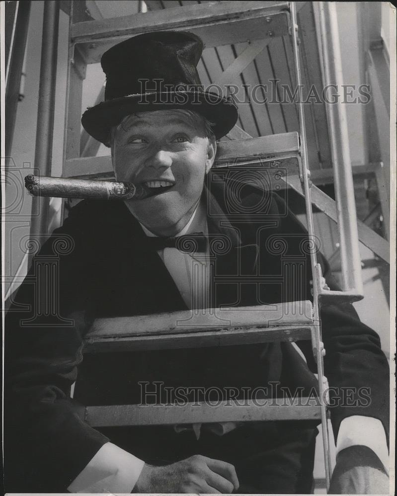 Press Photo Comedian Orwin Harvey, cigar in his mouth - sps06330 - Historic Images