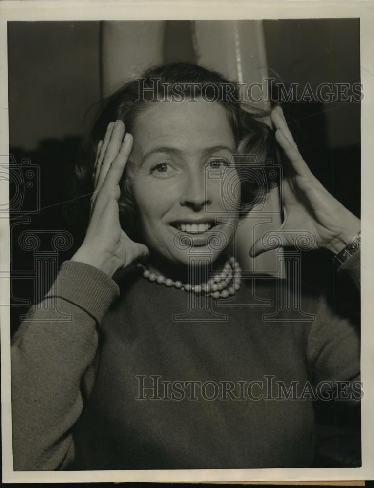 1956 Press Photo New York Mrs Adele Lerohe arrives on Swedish Lines in NYC - Historic Images