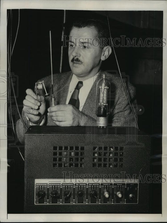 1947 Press Photo New York Chief engineer JA Kuntz & carilonic bell in NYC - Historic Images