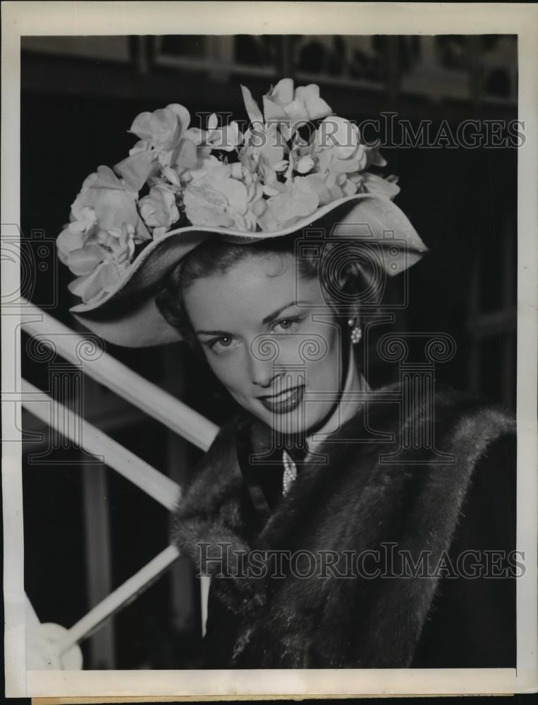 1948 Press Photo New YorkRita Jackson models Madame Pauline bonnet NYC - Historic Images