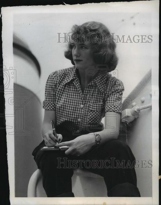 1947 Press Photo New York Carol Johnson of Waverly NY in NYC  - neny21379 - Historic Images