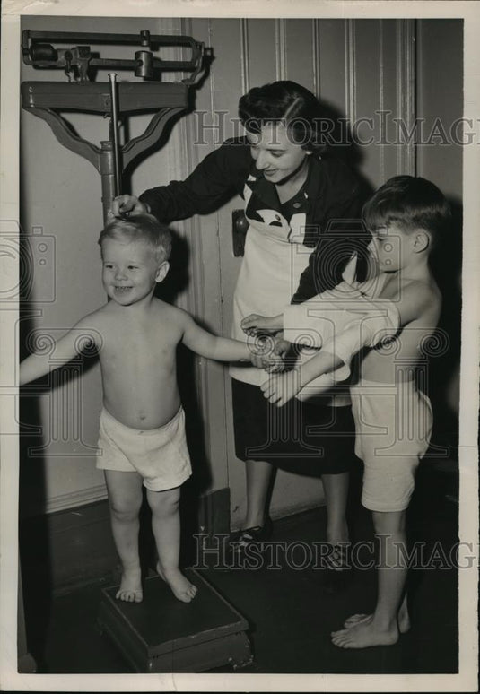 1950 Press Photo New York Karl & Stephen Larsson at Judson Health Center NYC - Historic Images