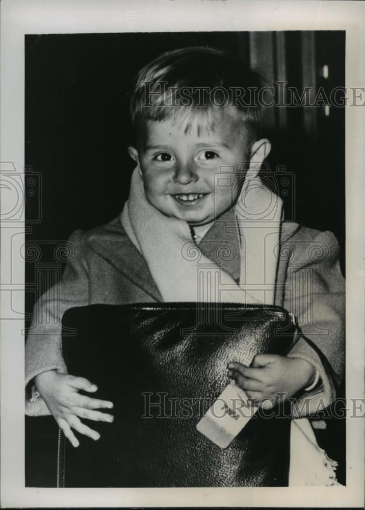 1949 Press Photo New York Julio Ortega at airrport to fly to Madrid from NYC - Historic Images