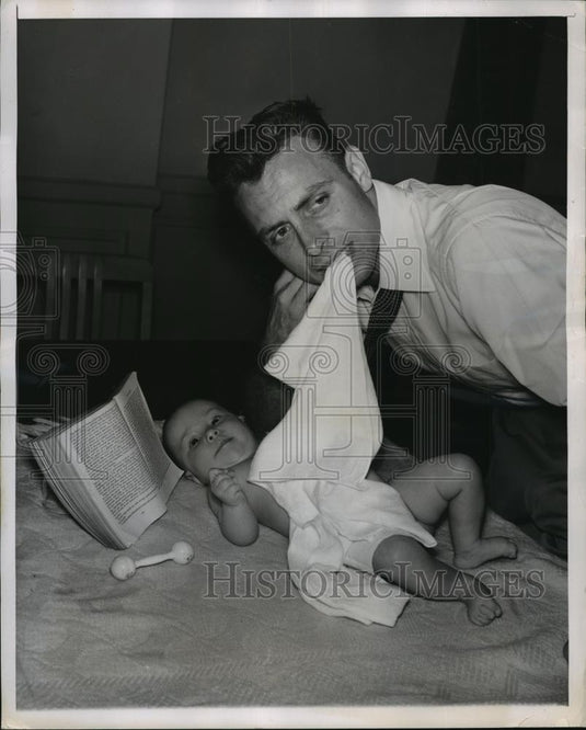 1951 Press Photo New YorkJohn Sandt & baby chosen typical Expectant Father NYC - Historic Images