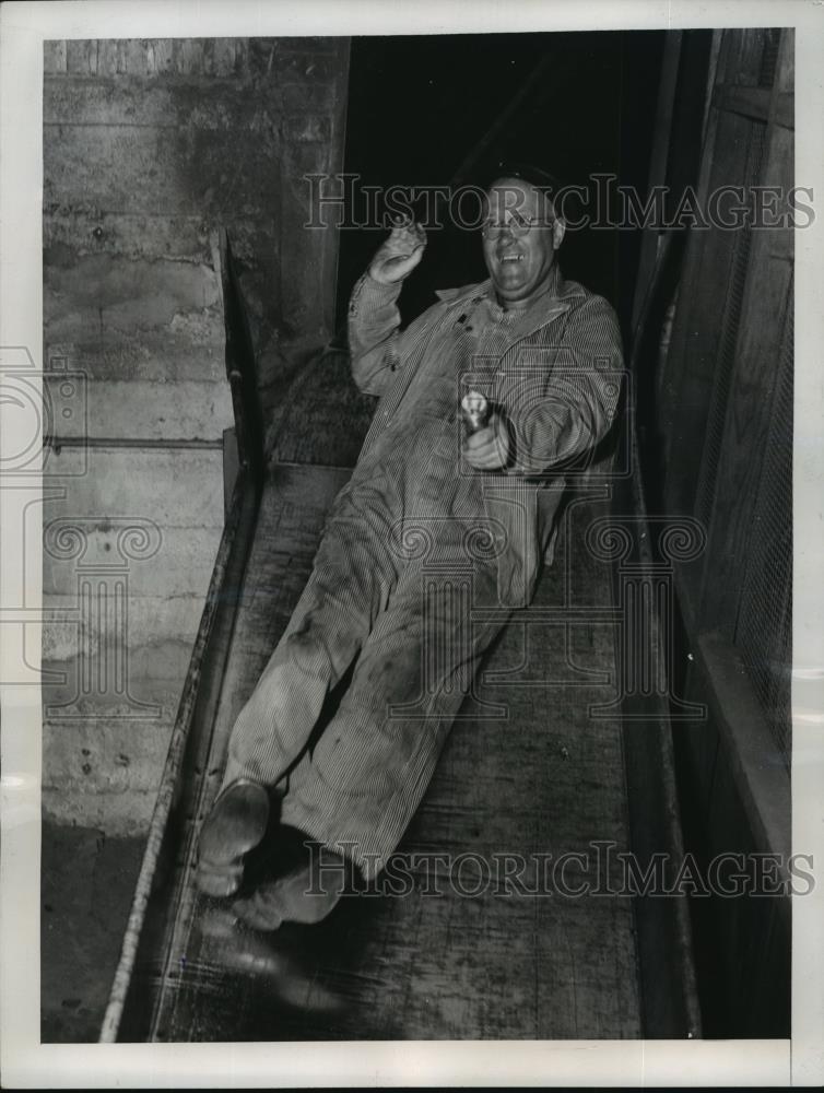 1947 Press Photo NEW YORK HE CHUTES THE CHUTES FOR A LIVING NYC - neny21464 - Historic Images