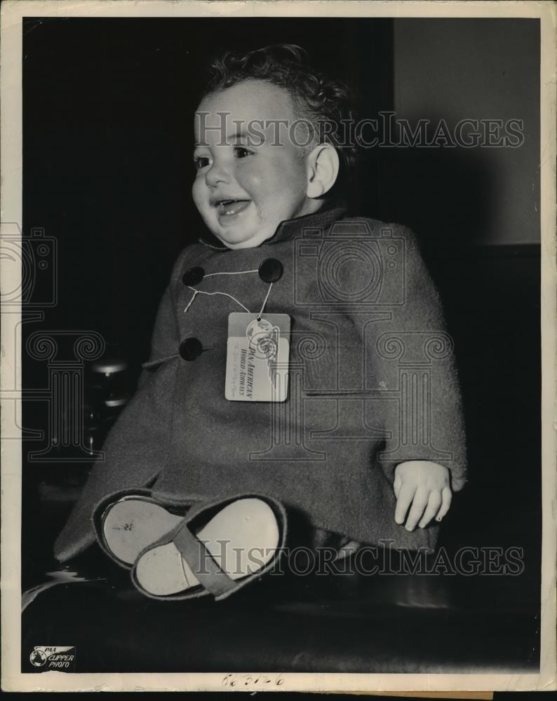 1948 Press Photo New York Baby Freddie Richards after arrival in NYC - Historic Images