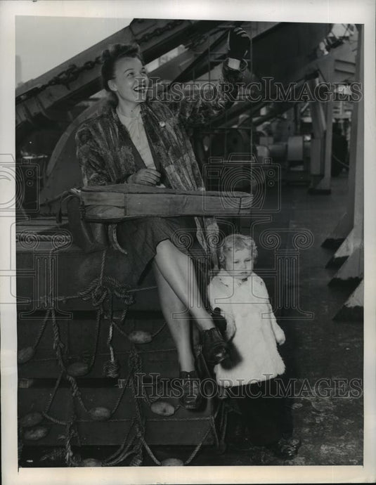 1949 Press Photo New York Marguerite Premenickas, son Victor arrive NYC - Historic Images