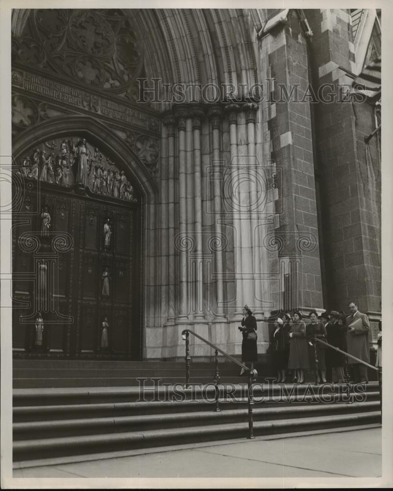 1953 Press Photo New York St Patrick&#39;s Cathedral center door of church in NYC - Historic Images