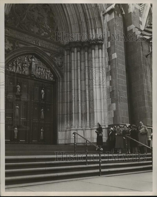 1953 Press Photo New York St Patrick's Cathedral center door of church in NYC - Historic Images