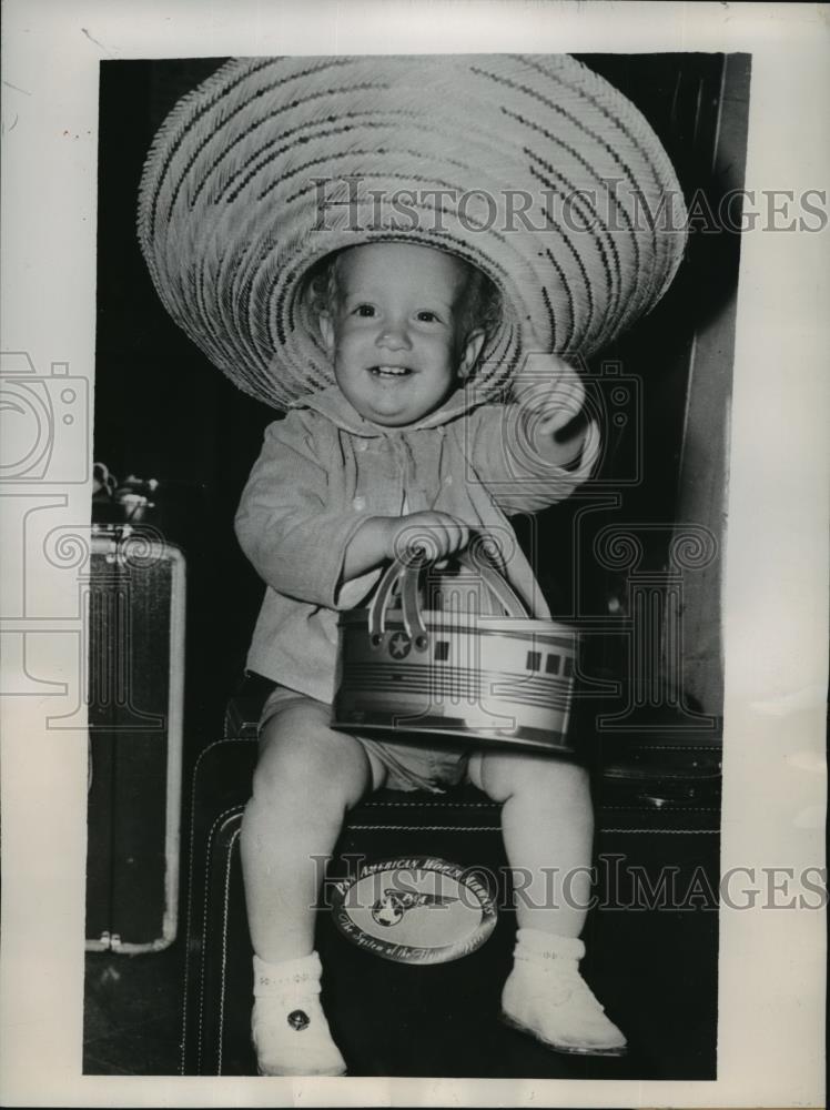 1949 Press Photo New York Eric Ross arrived at LaGuardia from South America NYC - Historic Images