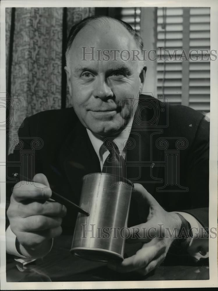 1956 Press Photo New York Dr. Roger H.Lueck, Research Vice Pres.American Can Co. - Historic Images