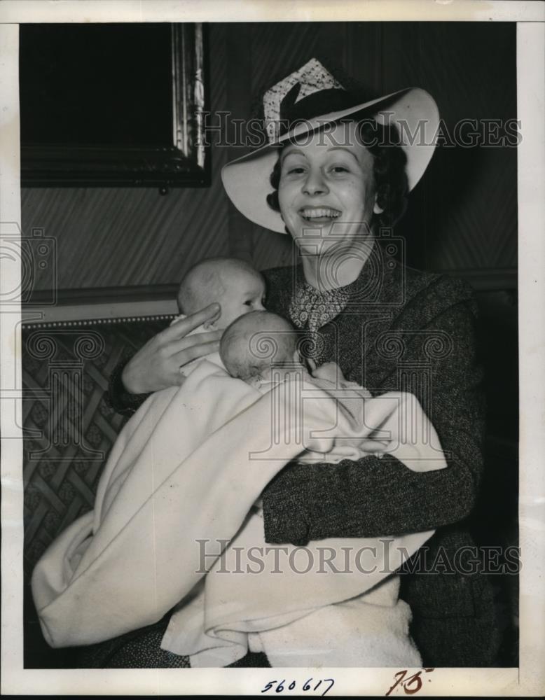 1940 Press Photo New York Mrs. Eric Sevareid with Twins return From Paris NYC - Historic Images