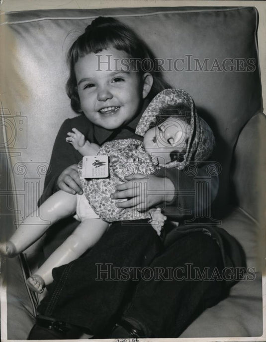 1949 Press Photo New York Nancy Sue Hemsley arrived at LaGuardia fromEngland - Historic Images