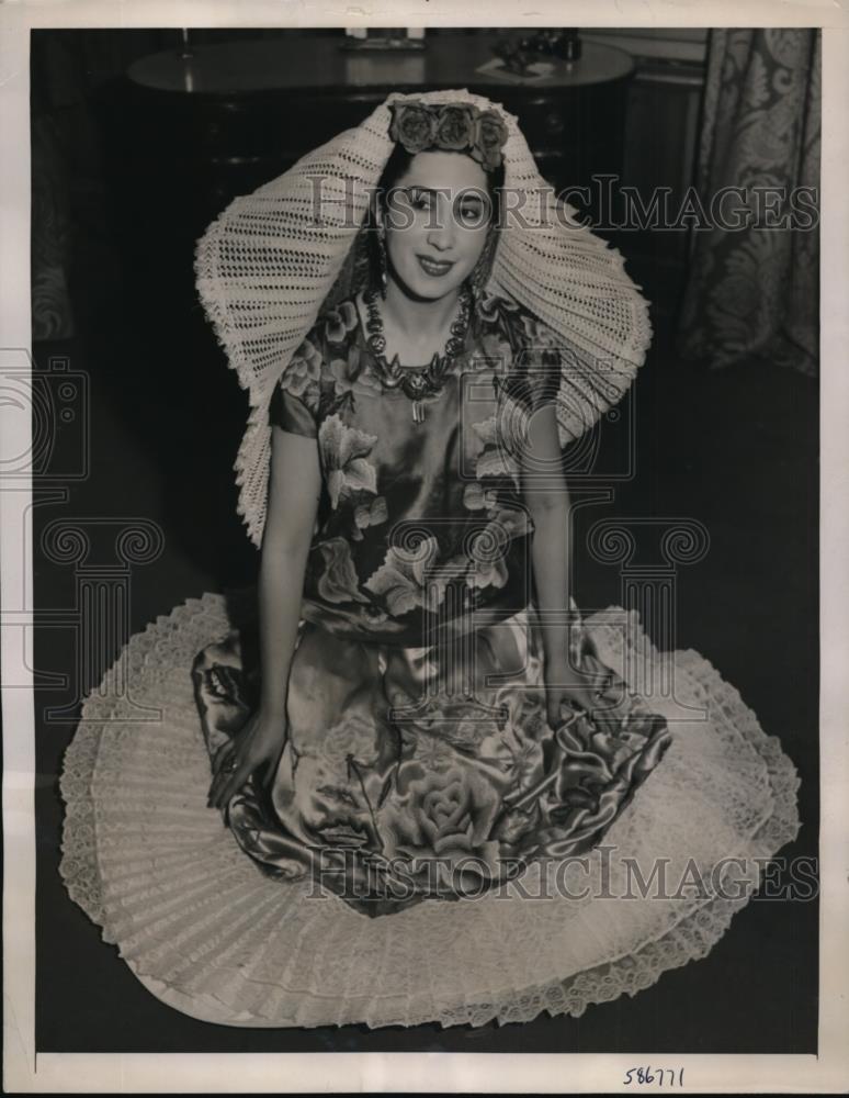 1940 Press Photo New York Miss Trujillo Majia in El Salvadore costume NYC - Historic Images