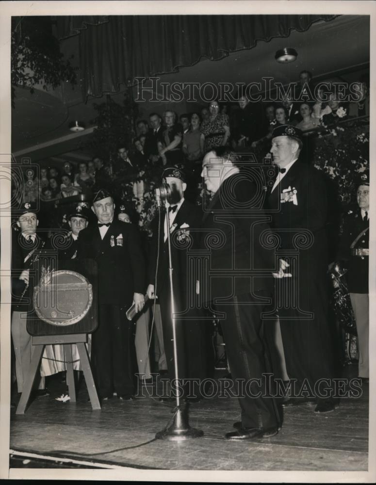 1940 Press Photo New York Mayor Fiorella LaGuardia with Members of N.Y Fire Dept - Historic Images