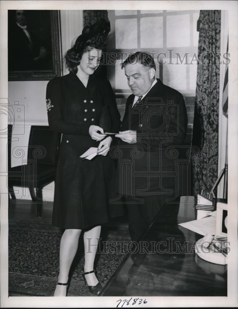 1945 Press Photo New York Mayor LaGuardia Page One Award Catherine McIntosh NYC - Historic Images