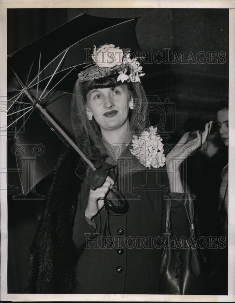 1944 Press Photo New York Cleo Hirlinger check up on the weather on 5thAve NYC - Historic Images