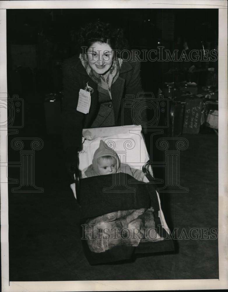 1946 Press Photo New York Antonia Kotwica and son Michael on boat Queen May NYC - Historic Images