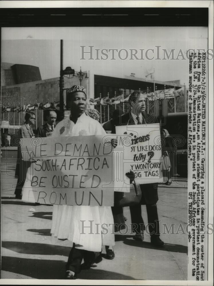 1960 Press Photo New York Protestors outside the United Nations in NYC - Historic Images