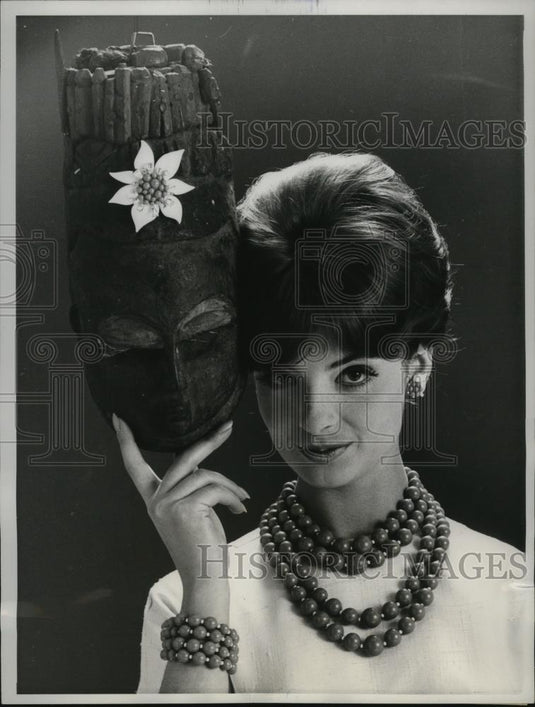 1961 Press Photo New York Marvella Coral Necklace Women's Fashion NYC - Historic Images