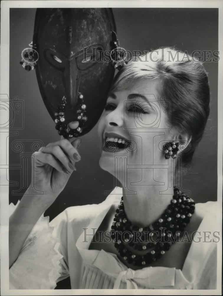 1960 Press Photo New York Marvella&#39;s new Gold Mine jewelry modeled NYC - Historic Images