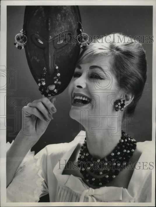 1960 Press Photo New York Marvella's new Gold Mine jewelry modeled NYC - Historic Images