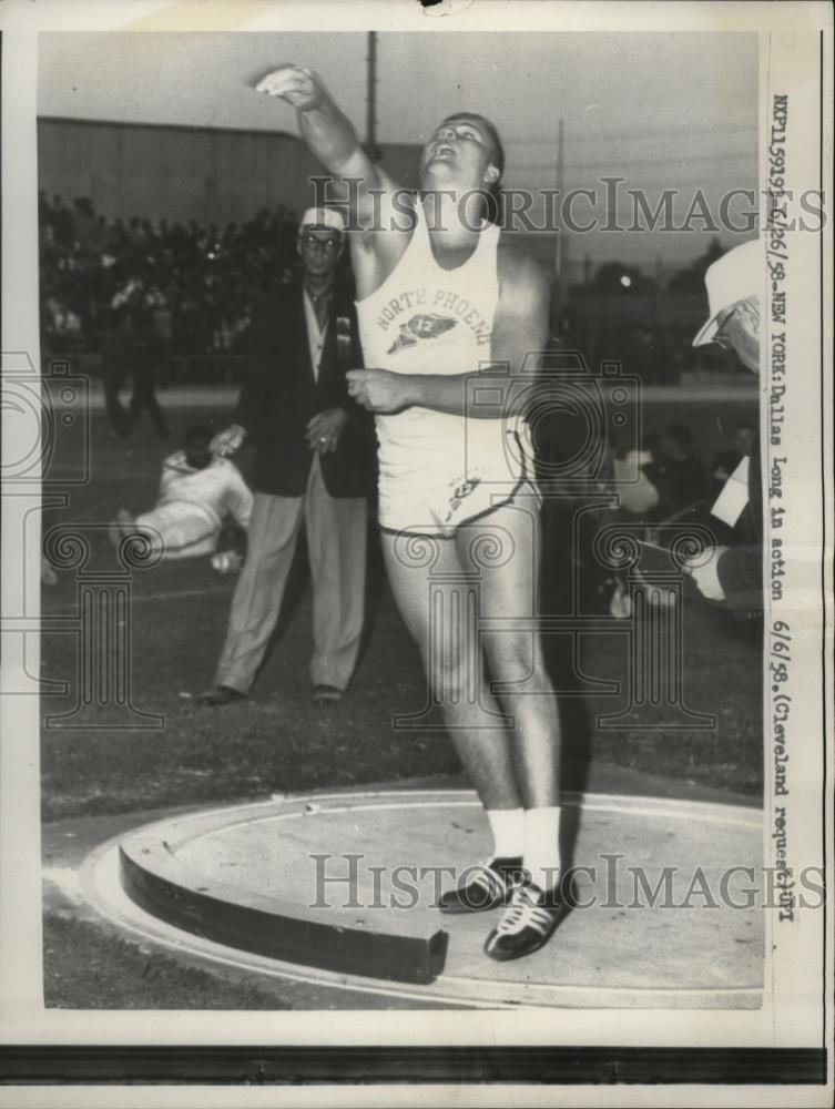 1958 Press Photo New York Dallas Long on action a track meet in NYC - neny22826 - Historic Images