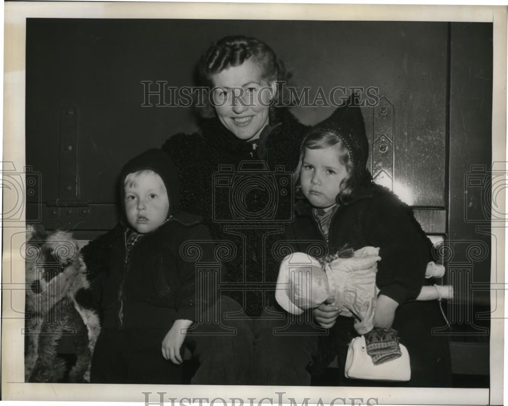 1943 Press Photo New York Ernestine Swan Arrive on Gripsholm NYC - neny22885 - Historic Images