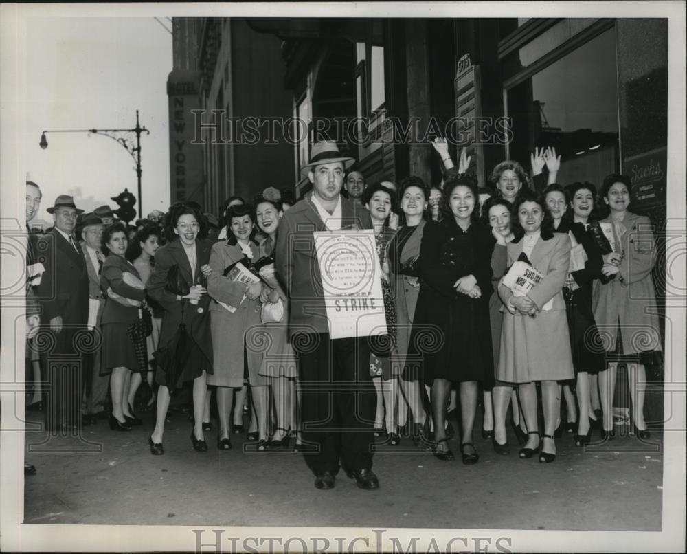 1945 Press Photo New York Elevator Operators Strikeat Hoover Bldg at 8th Ave NYC - Historic Images